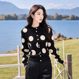 开春韩系穿搭独特漂亮的超好看黑色波点针织开衫毛衣女设计感小众