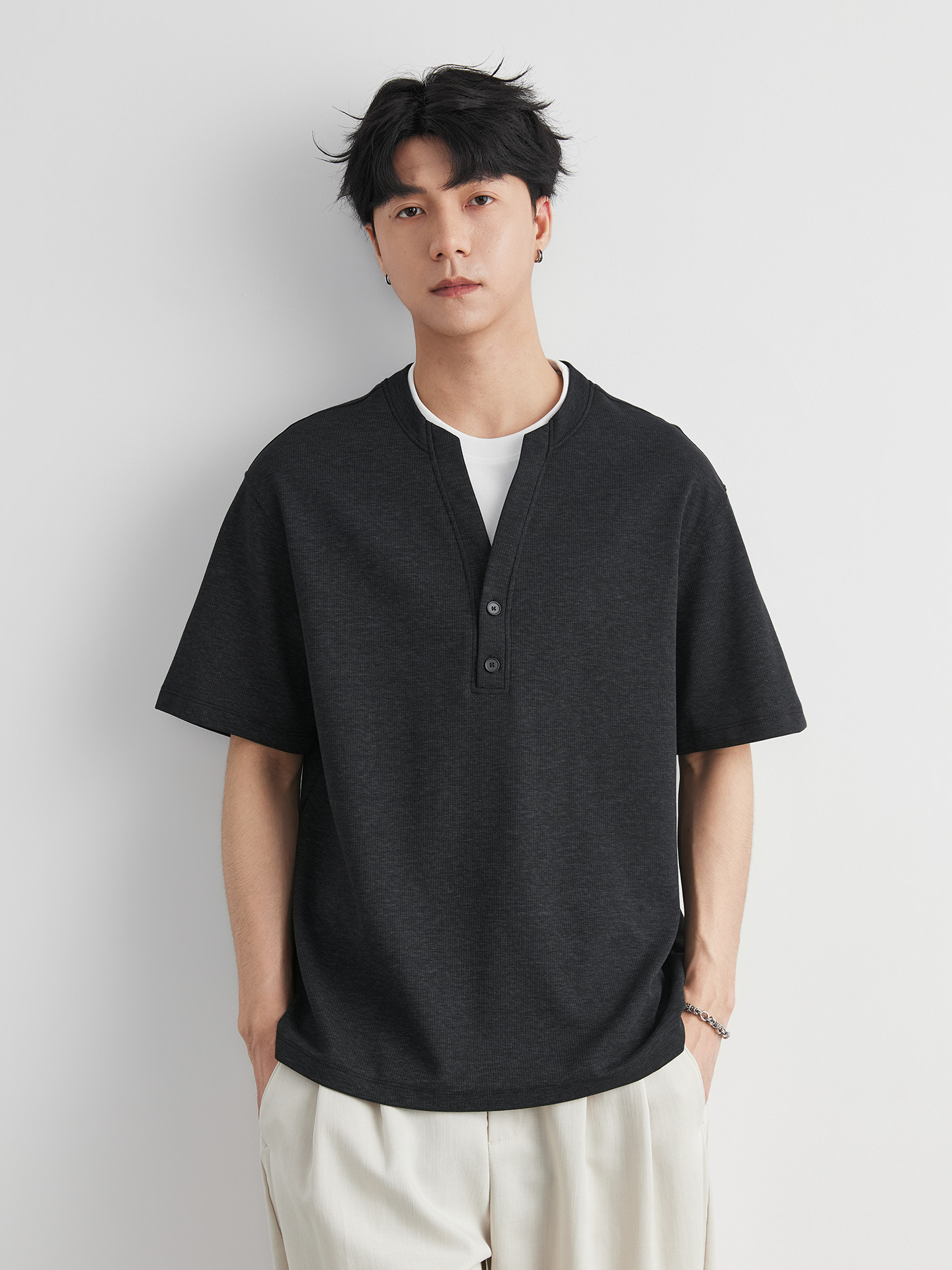 Áo thun nam cổ Henry tay ngắn chất liệu waffle phong cách Hàn Quốc — đen