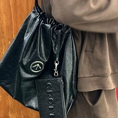 GROTTO 新しいゴミ袋脇の下トートバッグブラックストーン多用途ホーボープリーツシープスキンショルダークロスボディバッグ