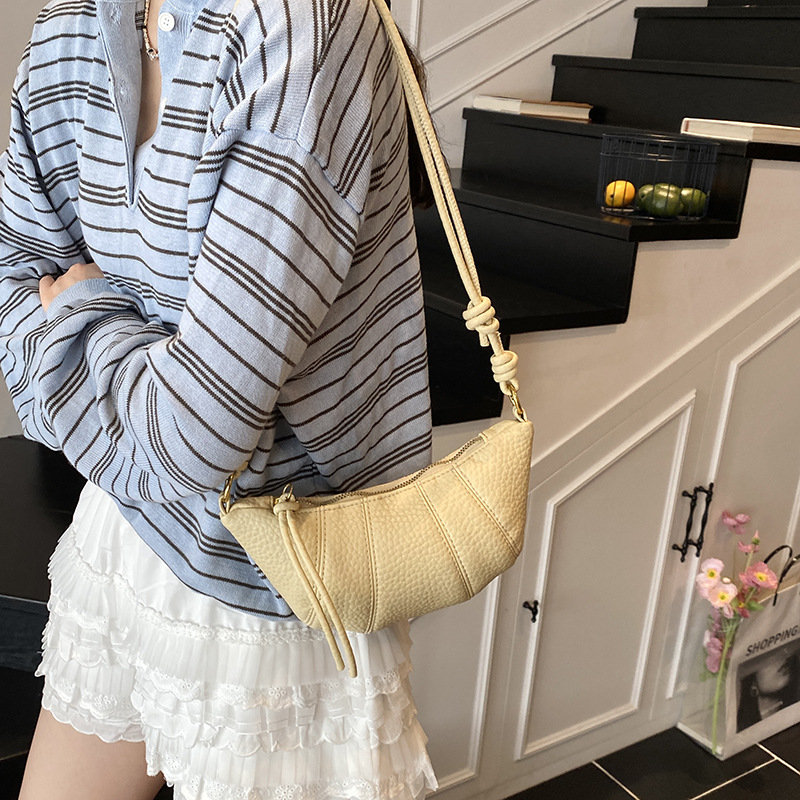 Bolso de cuerno de nicho francés 2025 nuevo bolso de axila bolso de bola de masa de moda bolso de mensajero de hombro simple de todo fósforo