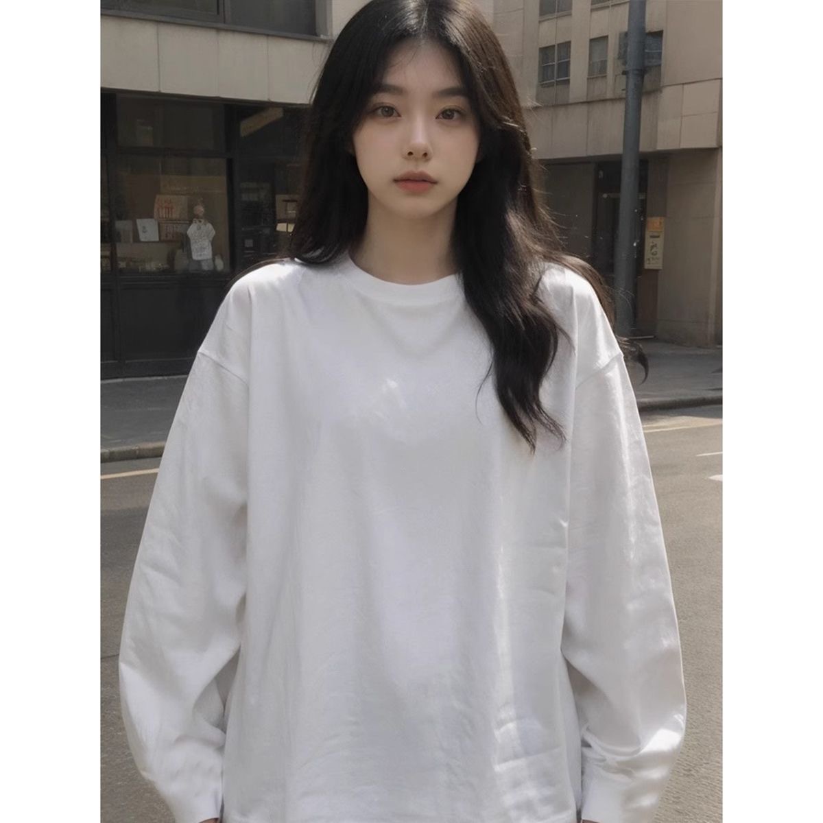Camiseta de algodón blanco de manga larga de primavera y otoño femenina de diseño delgado para cubrir el viento de puerto de transporte universal en la chaqueta básica