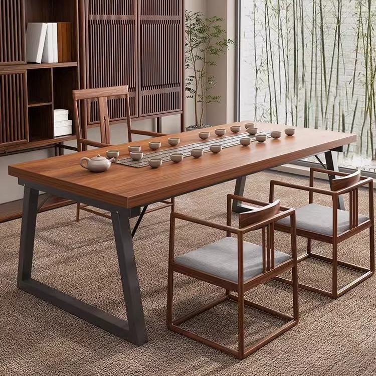Juego completo de mesas y sillas rectangulares grandes de madera maciza para preparar y disfrutar del té, adecuadas para la sala de estar, en un estilo chino tradicional.