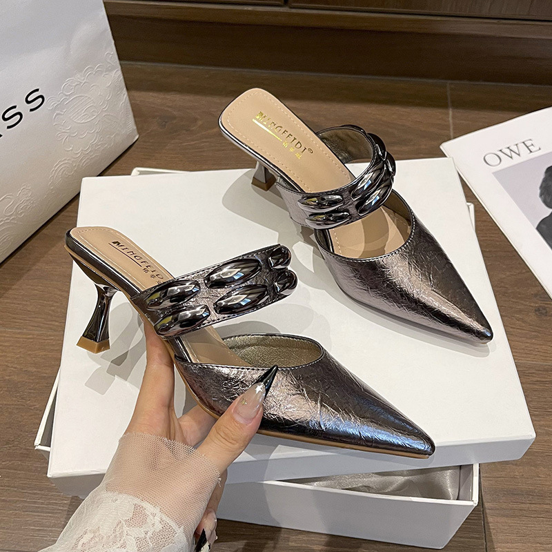 2026 nuevo estilo de moda de punta punta de cabeza media zapatillas de mujer de verano versátil tacones delgados zapatillas de tacones altos un cinturón