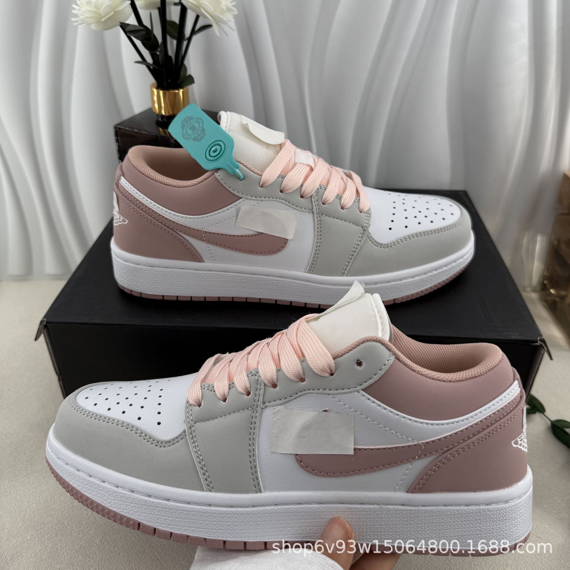 Popular AJ1 low-top white, gray, and pink retro sneakers, a stylish and trendy new design for men and women, perfect for couples, offering a lightweight and fashionable look