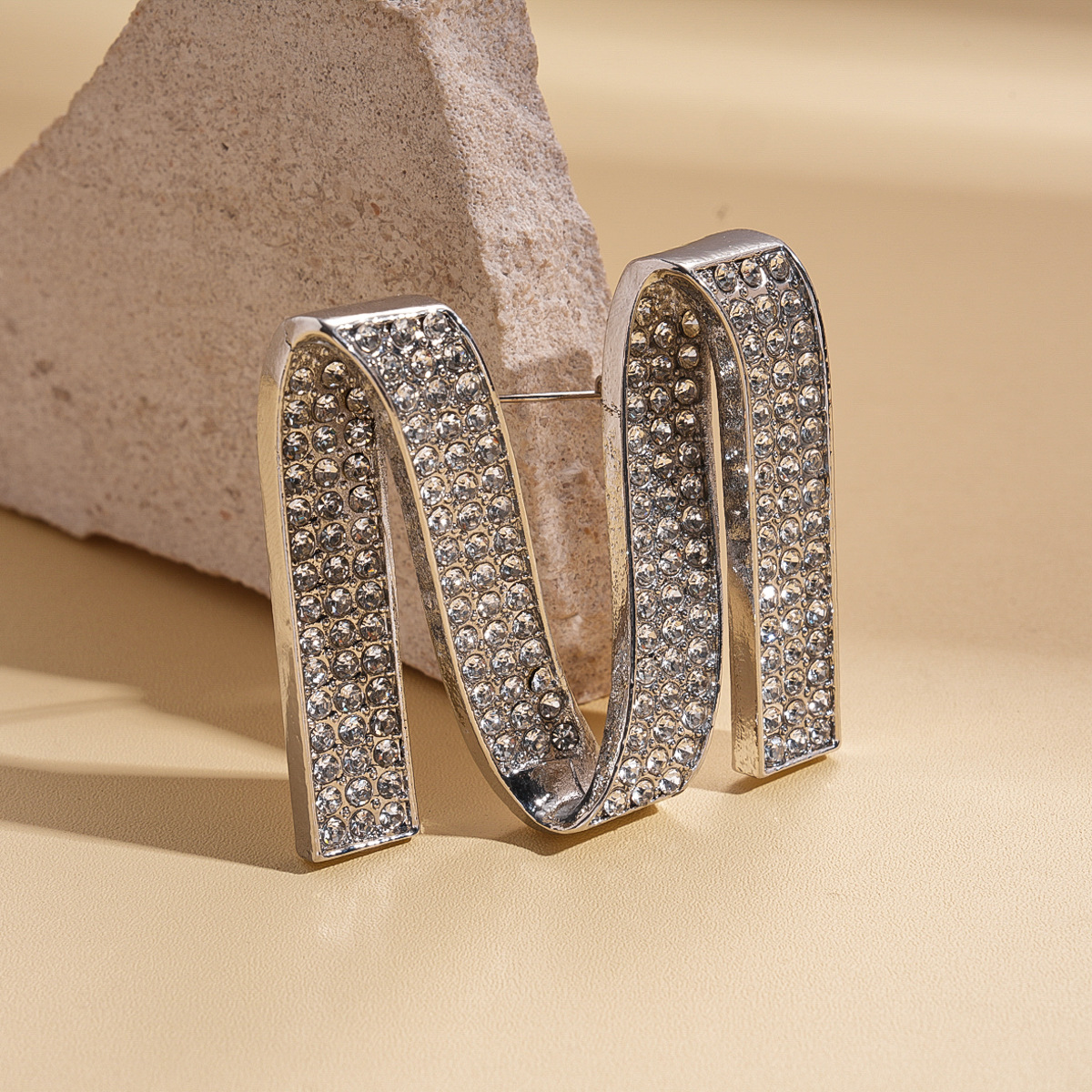 Europa y los Estados Unidos lujosos diamantes distorsionados letras M broche de moda minimalista personalidad transfronteriza alta sensación de accesorios de traje para mujeres