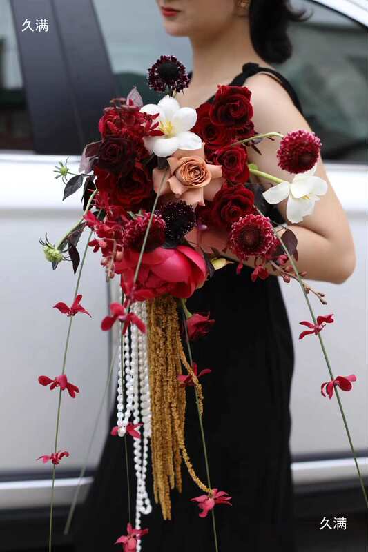 チューリップの花束の花嫁の造花の影楼の結婚する手は花の完成品の撮影の花の白色の写真を撮ります。|undefined