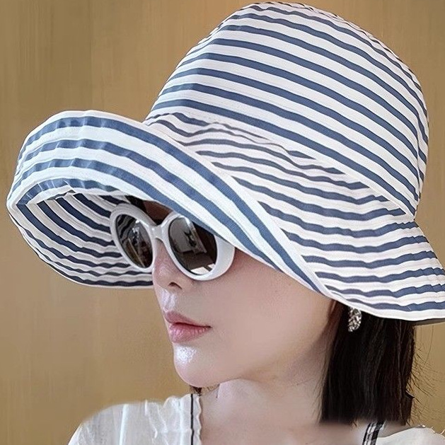 파란색과 흰색의 대형 줄무늬 버킷 모자