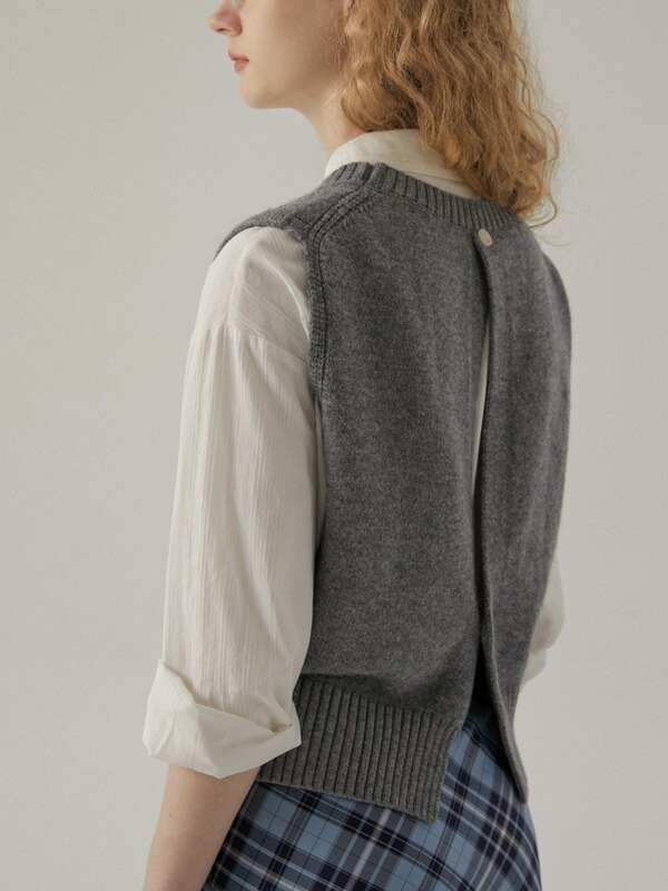 Merino Wool Knitted Vest, Retro British College Style Layered Top, Versatile for Women to Wear Inside and Outside in Autumn and Winter Merino Wool Knitted Vest, Retro British College Style Layered Top, Versatile for Women to Wear Inside and Outside in Autumn and Winter
