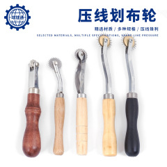 木の柄の布の輪を切って線の輪を切ります。