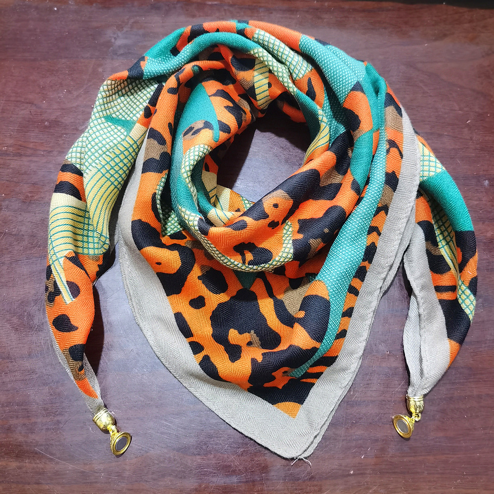 마그네틱 버클 컬러의 오렌지 레오파드 프린트