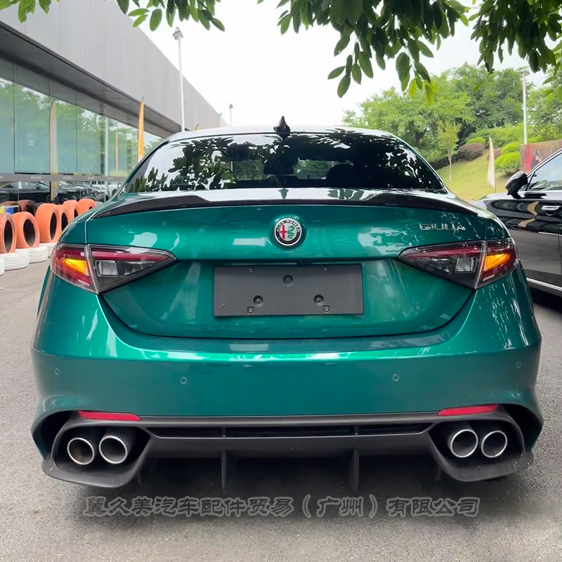 Suitable for Alfa Romeo Giulia Modified Carbon Fiber Rear Wing and Giulia Original Car Spoiler and Fixed Wing Panel