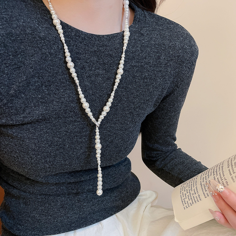 不規則な長いタイプの真珠のネックレスのフランス式の軽い豪華な気質のセーターのチェーンの小さい大衆のシンプルで高級感の項は卸売りの女性を飾ります。