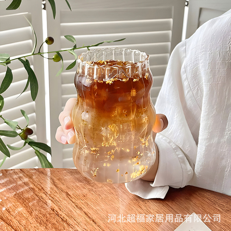 コーヒーガラスのコップを提供します。|undefined