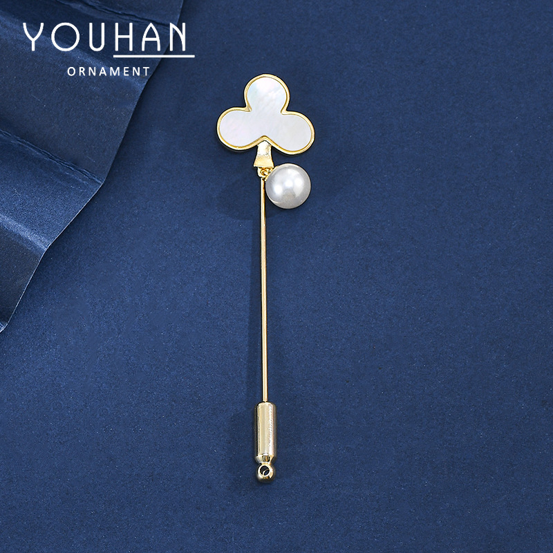 Otoño y invierno nuevo estilo natural conchas de perlas simple trébol universal broche de vestido de flores de pecho de mujer broche de broche de traje