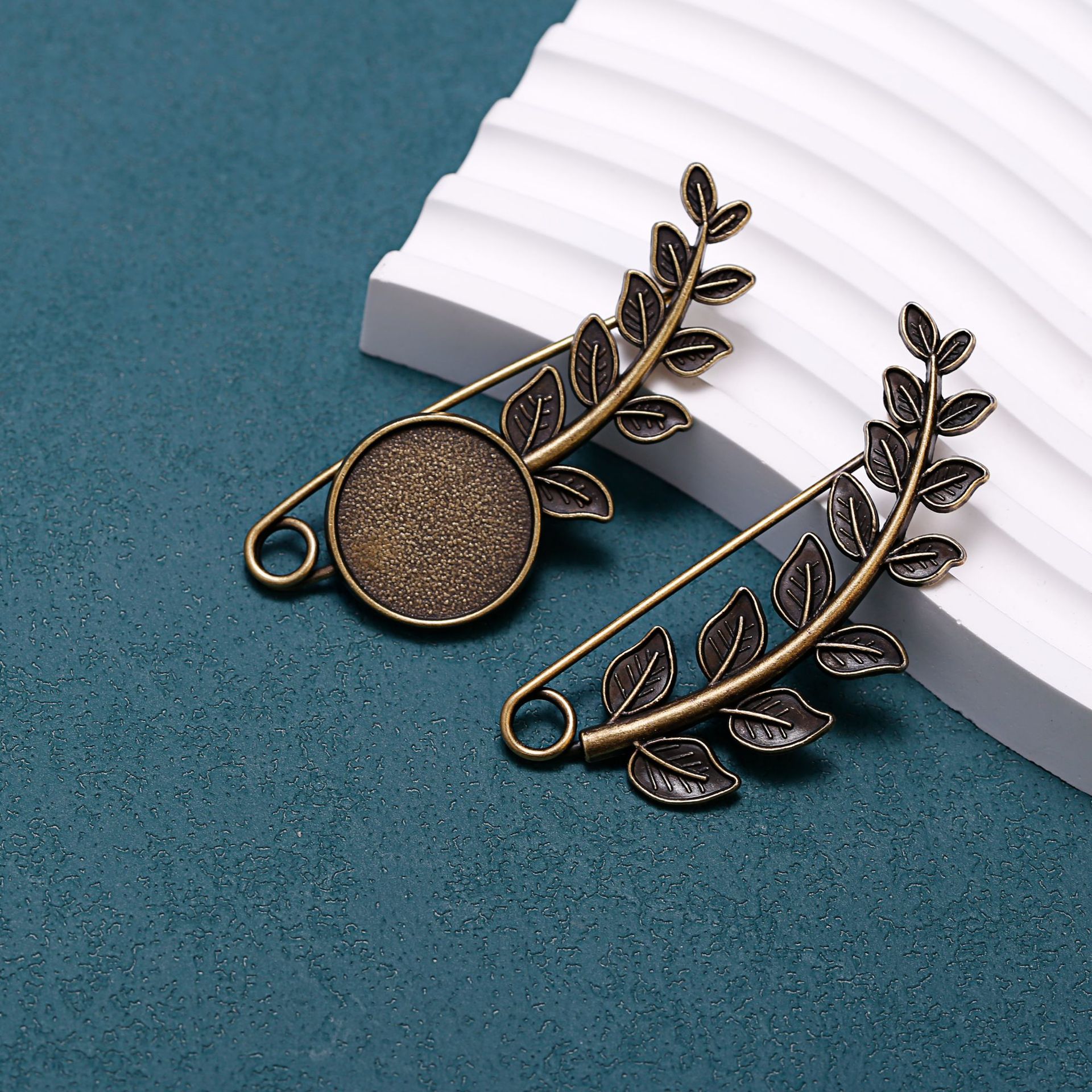 Retro Handmade DIY Forest Leaf Pearl Brooch, High-End Female Personalized Pin, Sweater Shawl, Non-Slip Accessories