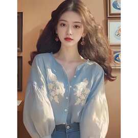 2026秋季新款女老钱风浅蓝色花朵刺绣衬衫上衣设计感小众气质小衫