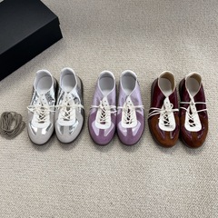 2025新型のレトロな色合わせの本革徳訓靴の女性の厚い底のカジュアルな銀色の百合のファッションの阿甘の運動靴