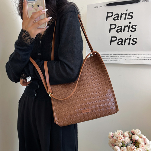 Commuting retro large-capacity bag for women 2024 new fashion woven shoulder tote bag popular versatile tote bag
