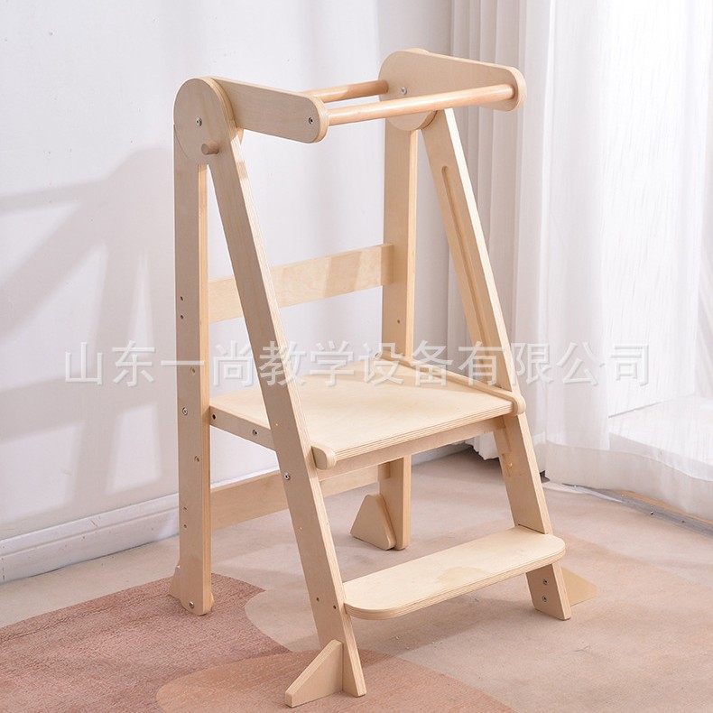 子供の手を洗う腰掛けの赤ちゃんの足は腰掛けを踏みます。