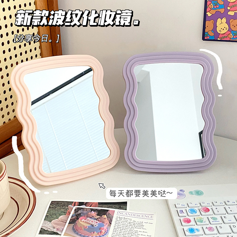 新しいアイデアの波の化粧鏡は簡単です。デスクトップの鏡寮の高級な波の形の化粧鏡は両用鏡です。|undefined