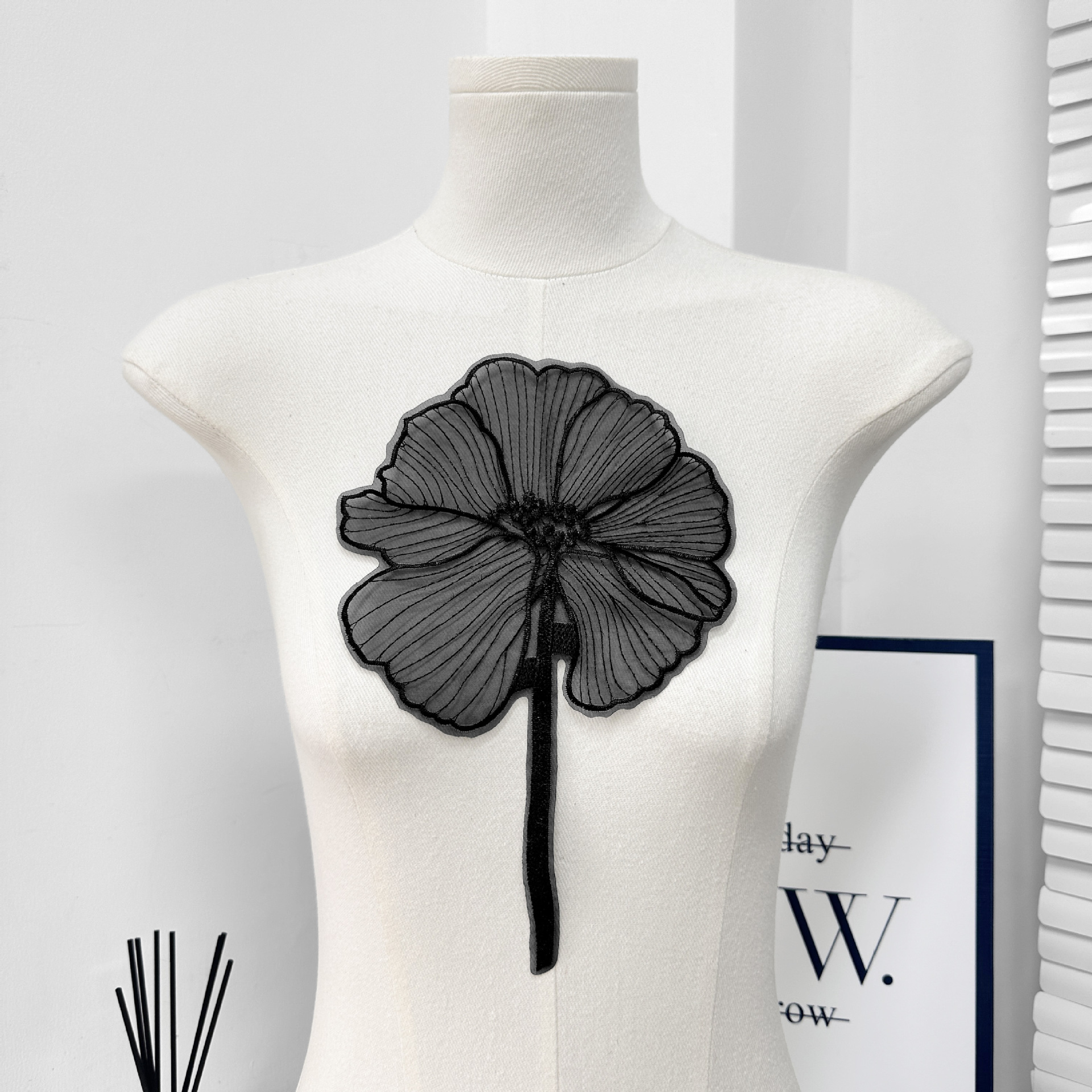 Línea blanca y negra bordada de loto pegatinas de tela Kogan hilo fondo romántico decoración de ropa Zhang Zi punto cosido DIY pegatinas