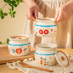 シチューは水を挟んで家庭用の小さい瓦缶を煮込んで、一人で卵を蒸します。