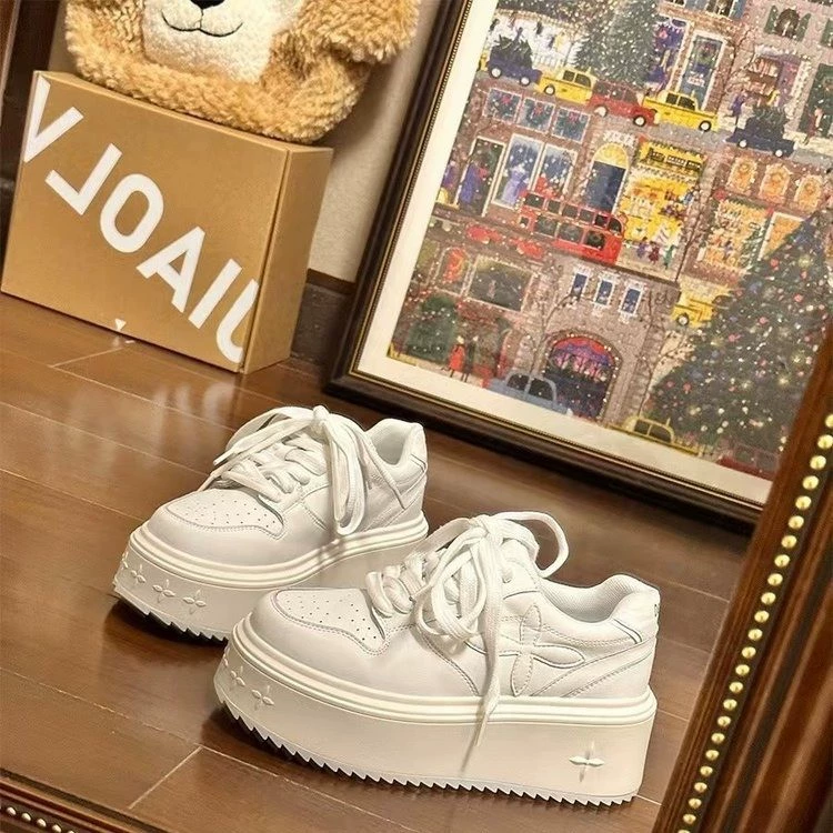 Женские белые кроссовки на толстой подошве, новая весенняя модель, универсальные, увеличивающие рост, на платформе, для миниатюрных женщин, повседневные спортивные кроссовки, обувь в стиле ins.