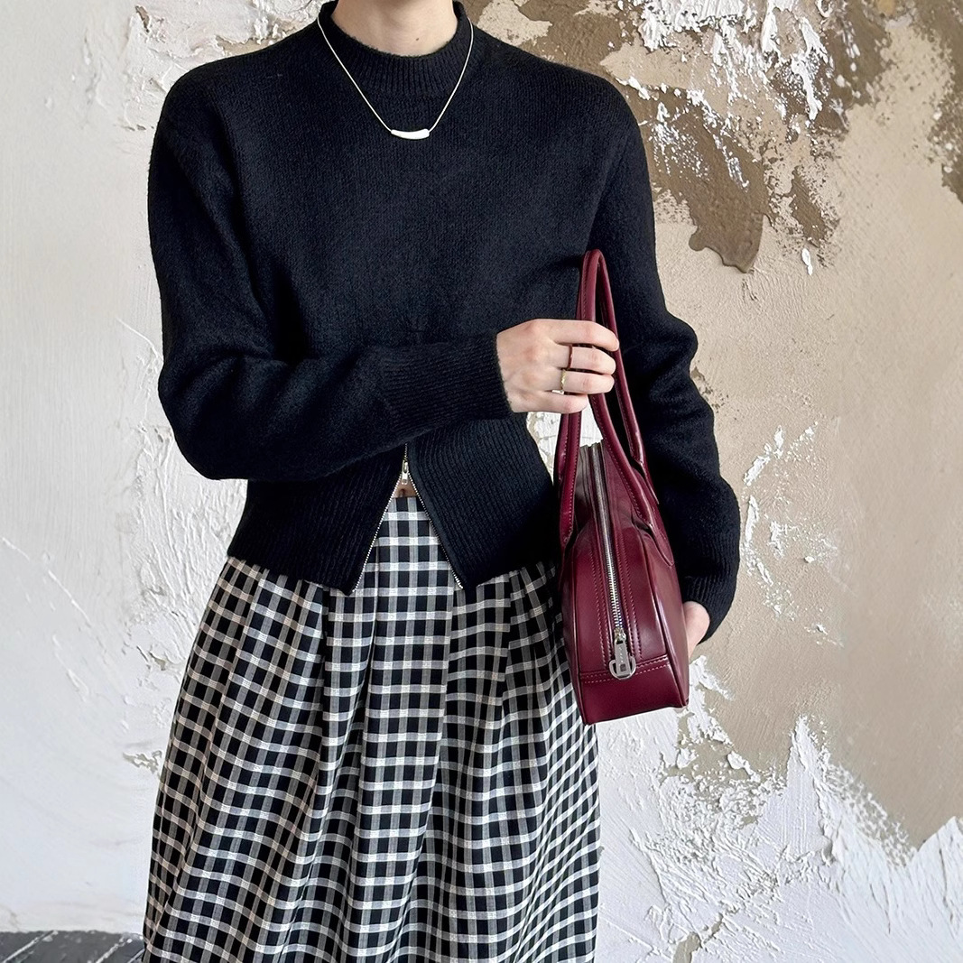 Design sweater with zipper with a round collar