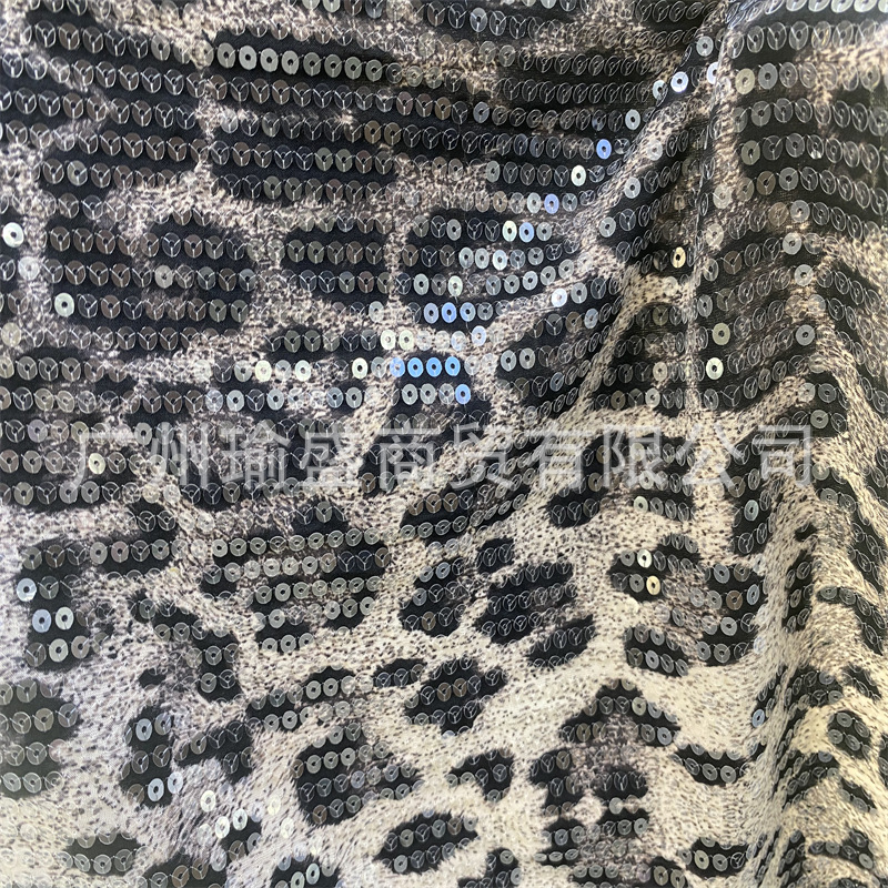 밀크티 회색 배경 크리스탈 조각