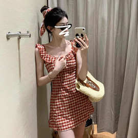 红色方格子吊带连衣裙子2025新款女夏季高级设计感修身显瘦短裙潮
