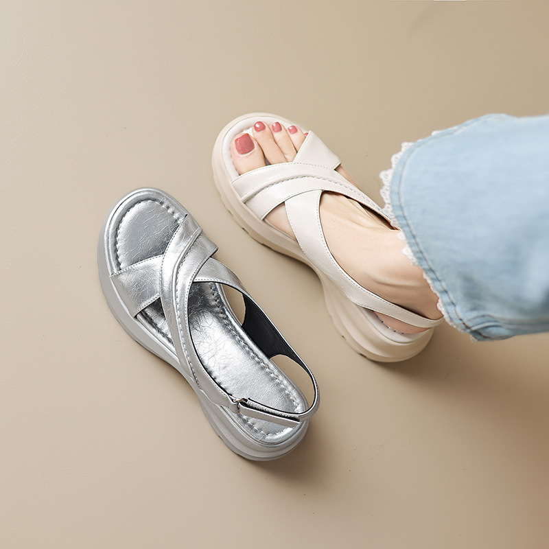 Sandal nữ đế dày phong cách thể thao quai chéo hở mũi, đế bánh mì êm ái — màu trắng ngà, bạc
