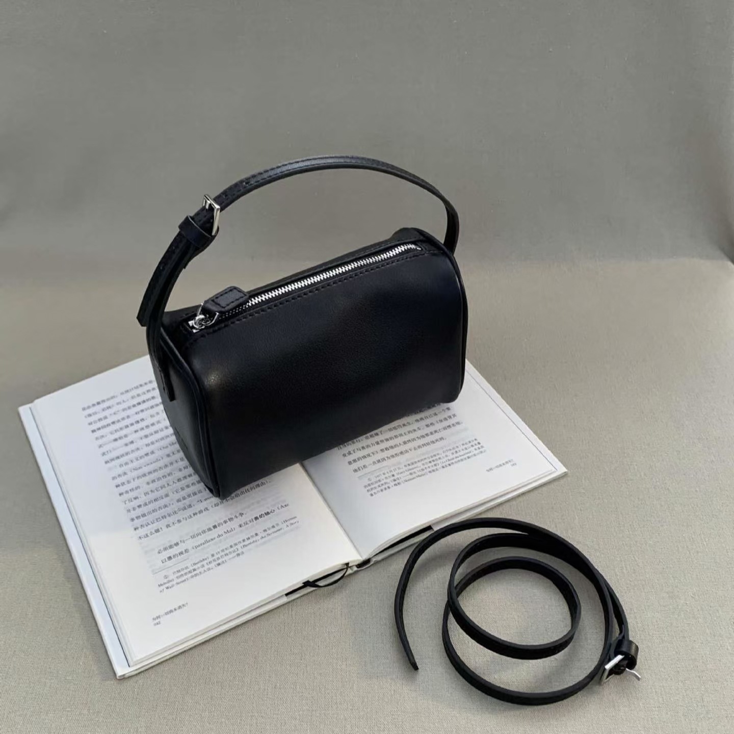 跨境高端品质迷你手提笔筒小包女T/Row笔袋包麂皮绒腋下包90s包包