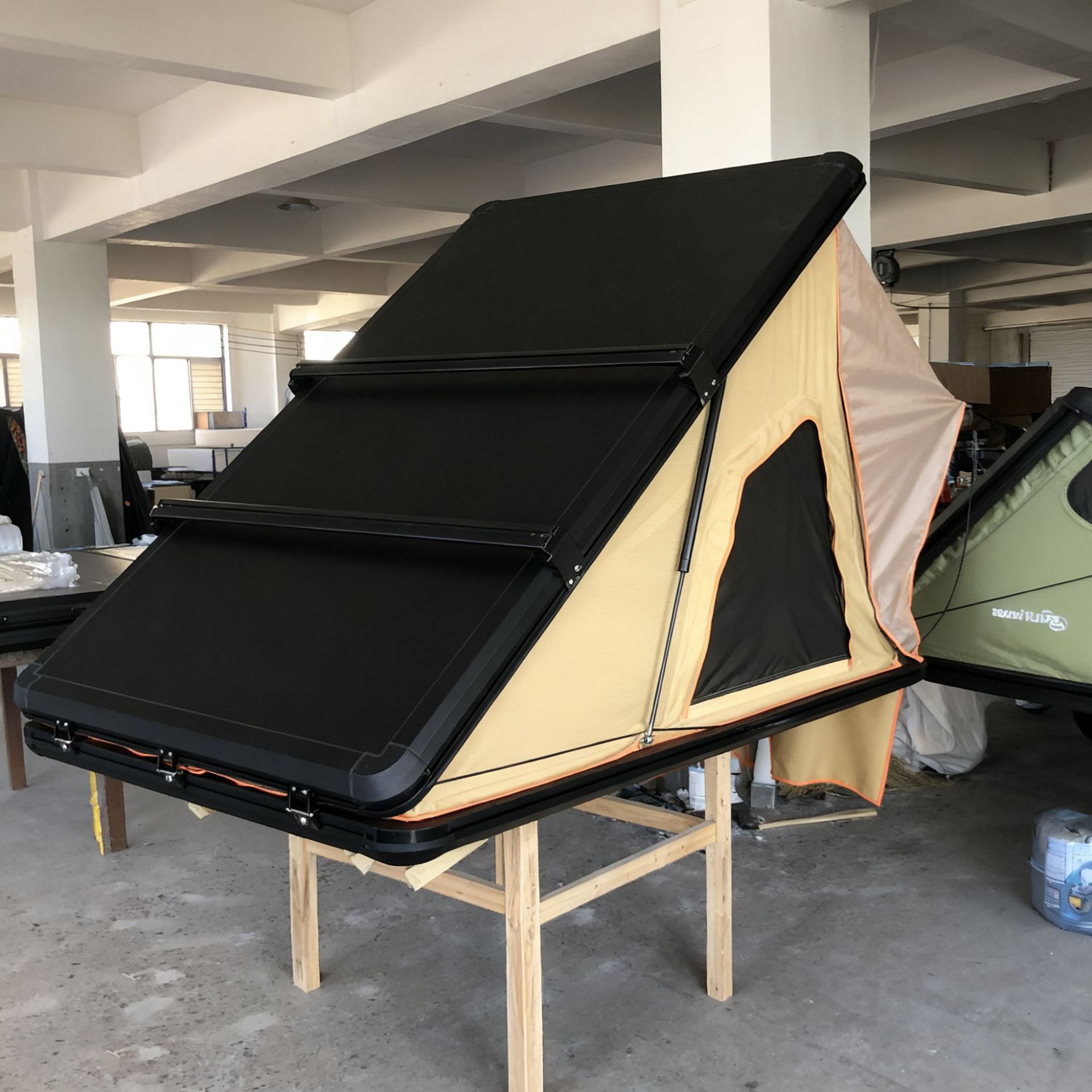 Aleación de aluminio triangular caqui 320G poliéster tela de celosía techo duro con porta equipaje