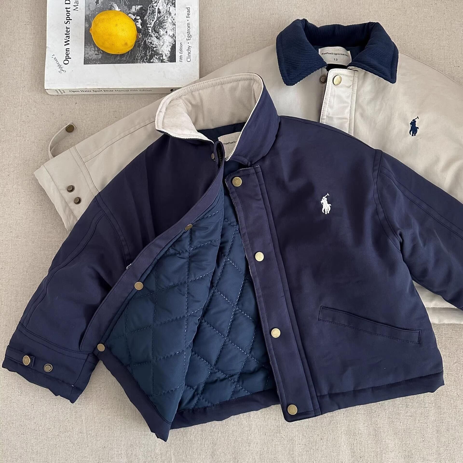 Chaqueta de algodón de plumón para niños redonda de estrella infantil, modelos de otoño e invierno, ropa de motocicleta de la marca de moda para niños, chaqueta acolchada de estilo occidental de contraste para niñas, gruesa