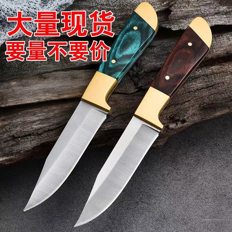 モンゴルの手で肉の小刀を持っています。|undefined
