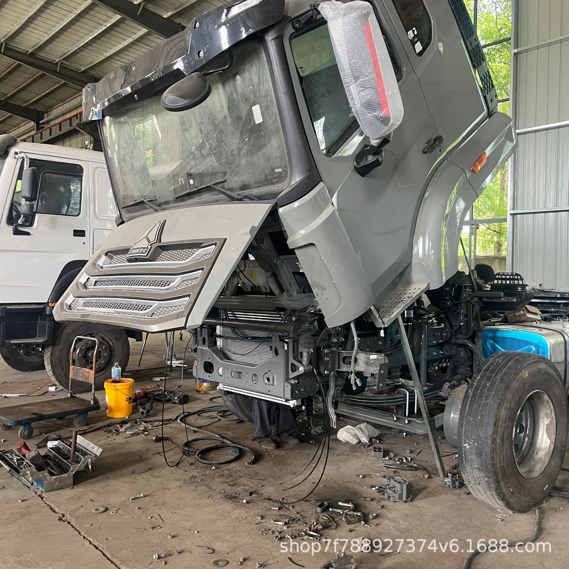 Export HOWO 6*4 front-four-wheel-rear-eight-wheel dump truck with automatic tarpaulin