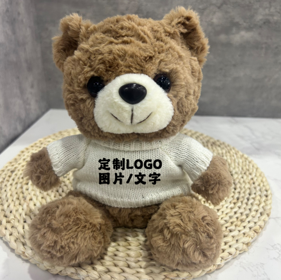 Los juguetes de peluche lindos se pueden combinar con logotipos impresos para enviar muñecas de muebles a amigos y vecinos.