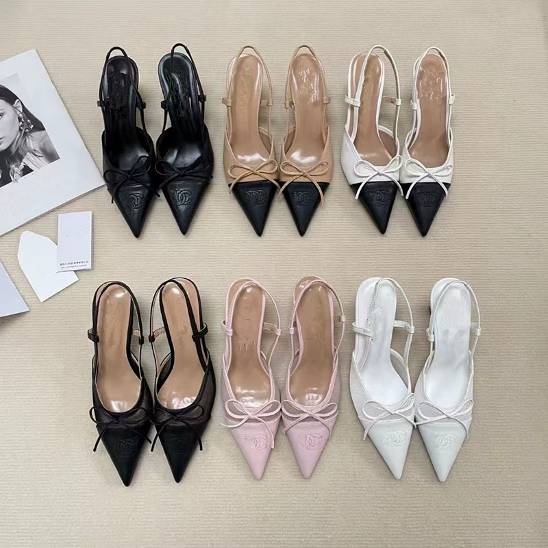 Высококлассная версия Xiao Yi ветер с острым бантом с высоким каблуком сандалии 2025 Set Color Double C сладкий темперамент одиночные туфли