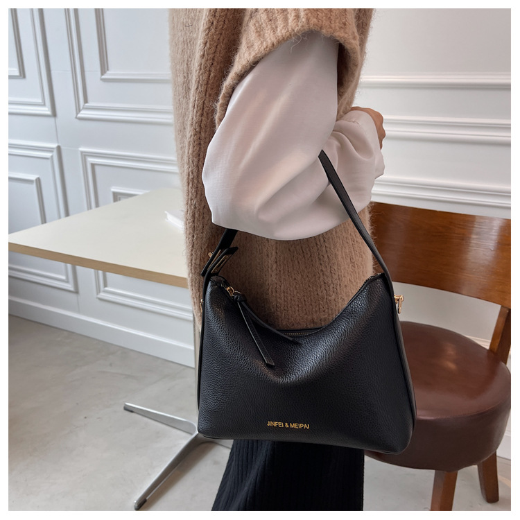 Single Shoulder Messenger Bag 2021 New Solid Color Fashion Lychee Pattern Underarm Bag display picture 8