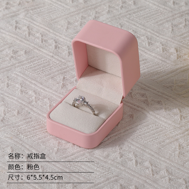 Caja de joyería rosa de alta calidad de cuero pu caja de embalaje de marca de joyería logotipo colgante pulsera collar caja de anillo