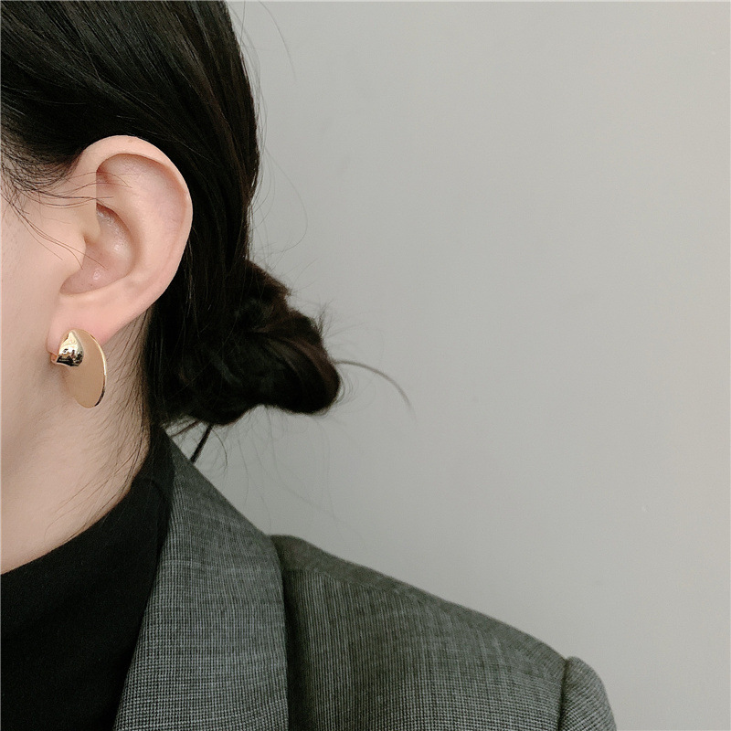 Fashion Metal Irregular Disc Earrings Wholesale display picture 2