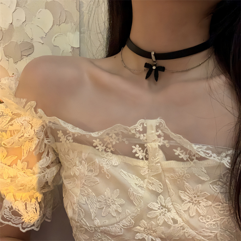 Black retro necklace with bow