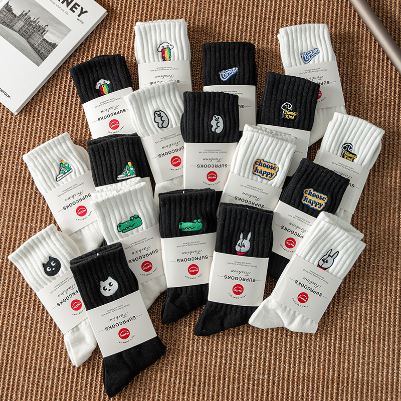 Socks men's autumn and winter new black and white socks ins trendy sweat-absorbent sports embroidered mid-calf length socks women's cotton socks