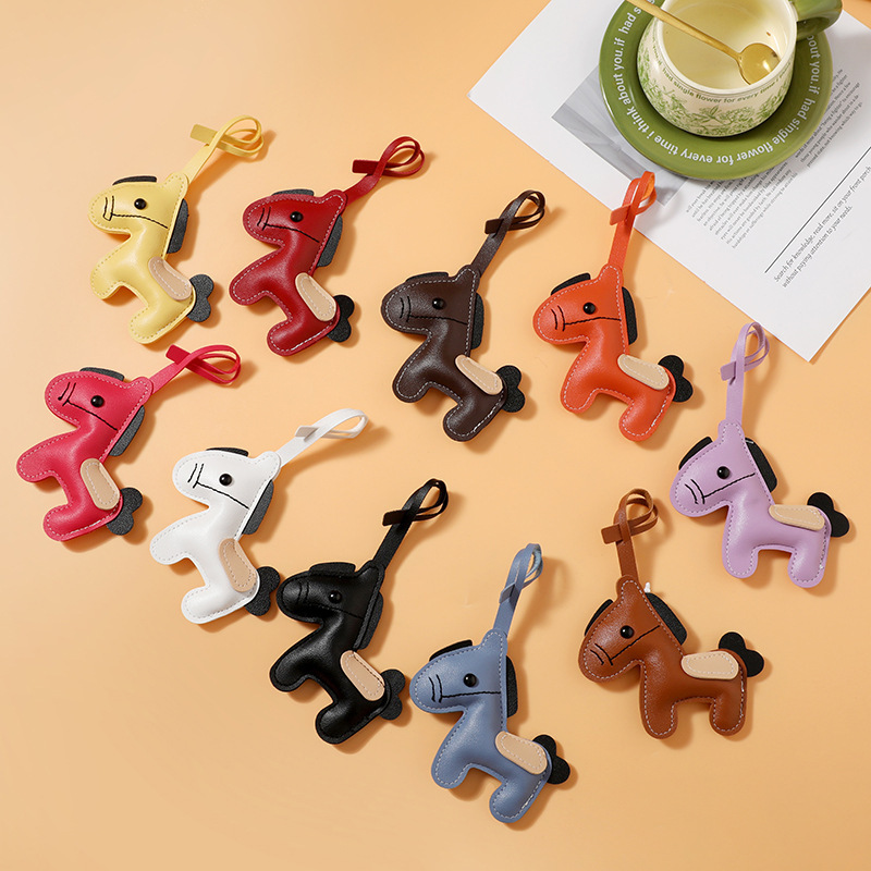 Cross-border new PU leather pendant, simple and versatile, creative little horse design, trendy car keychain and bag charm