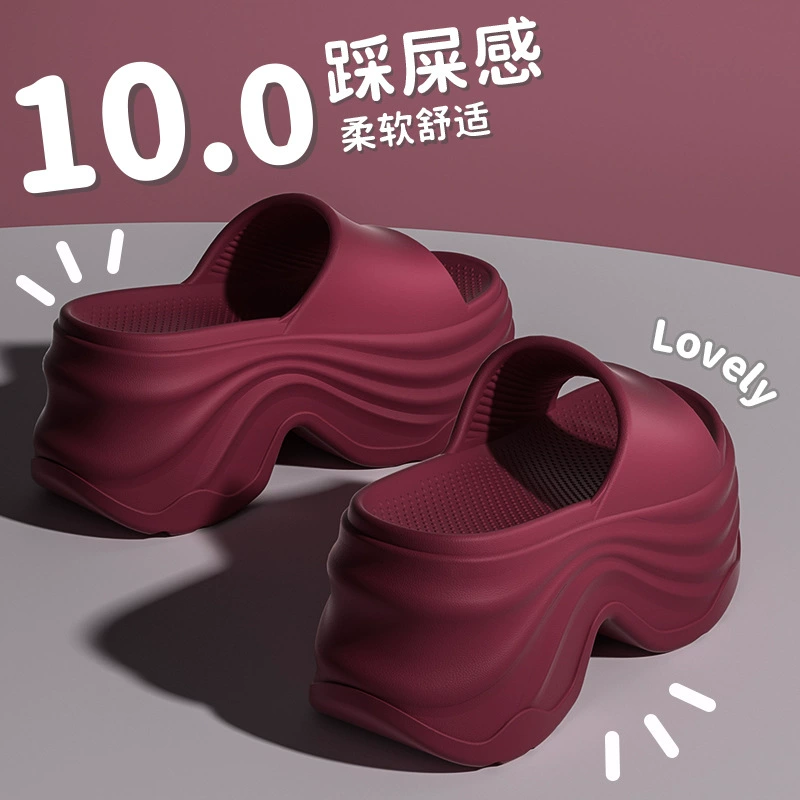 Тапки с толстой подошвой женщины 2025 новая летняя одежда увеличивает домашний нескользящий пляж