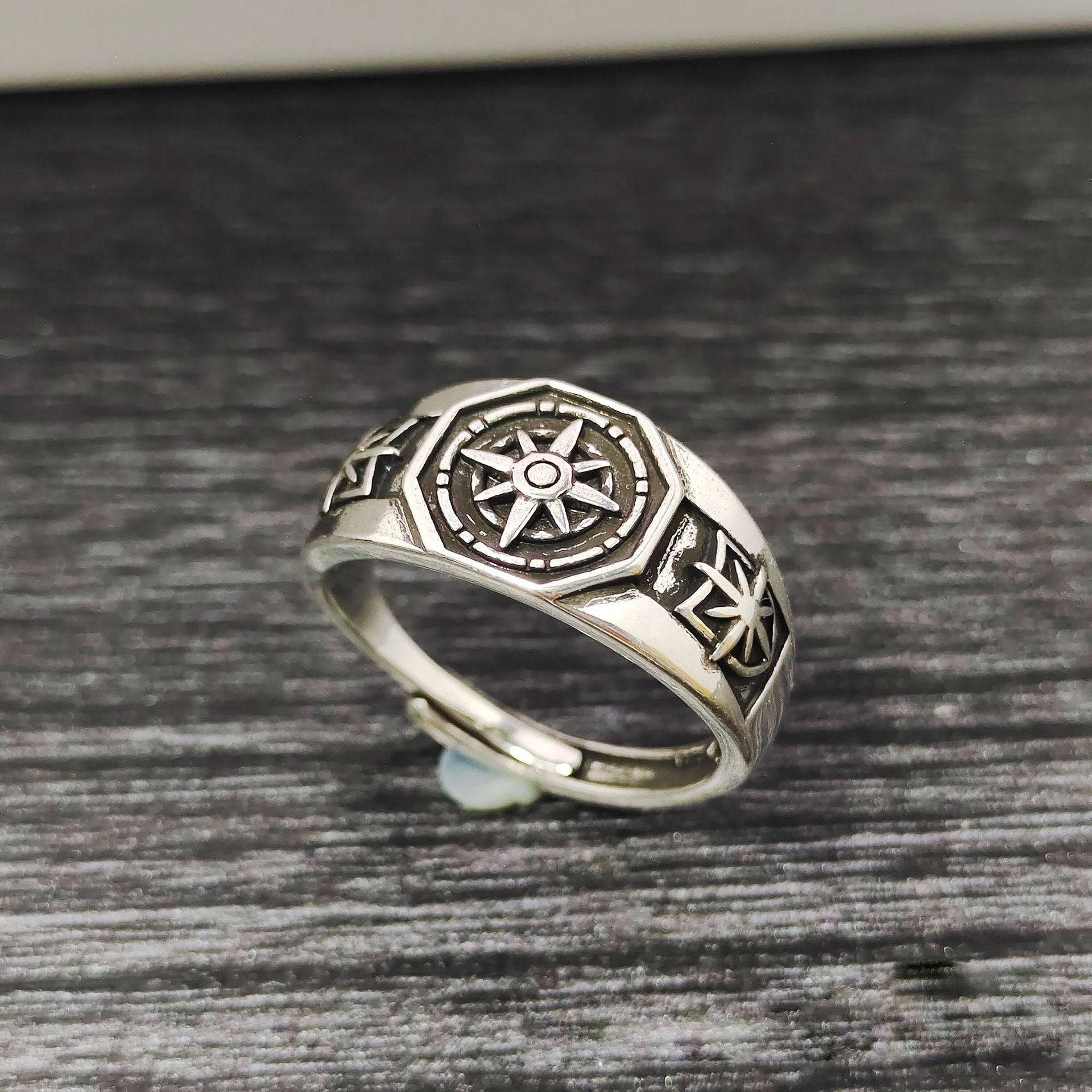 Adjustable retro ring for men and women