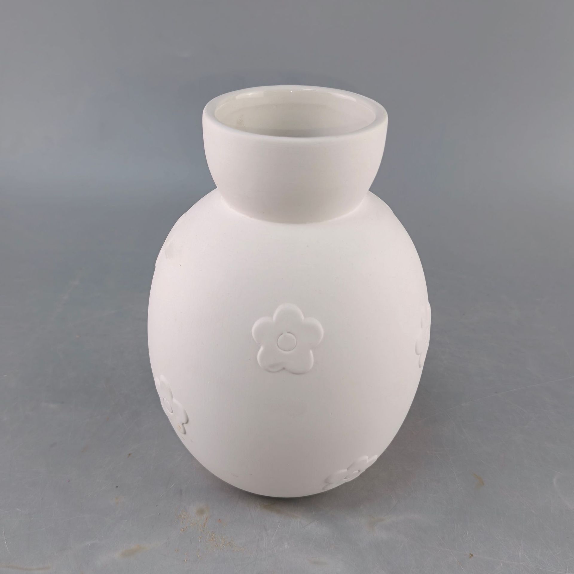 Flores en relieve de cerámica creativa, vasos de flores blancos puros, decorados de flor de alta calidad, decorados de sala de estar, artesanías de cerámica simple