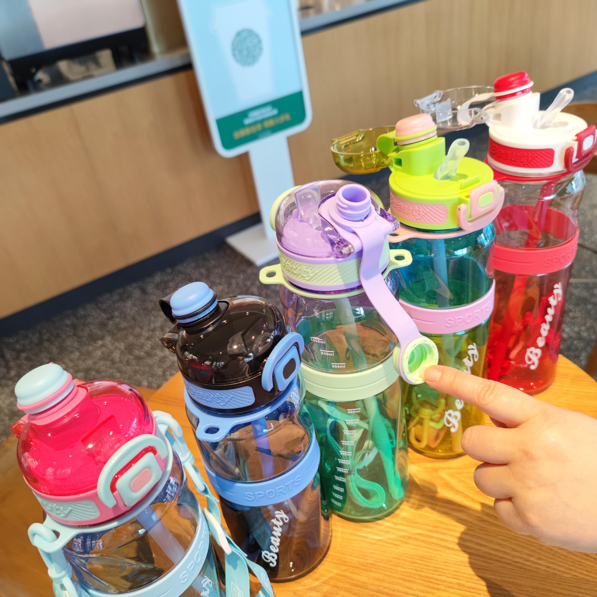 Comercio electrónico transfronterizo de alto valor visual colorido doble bebida taza de agua de plástico portátil botella de agua deportiva al aire libre taza de paja de verano