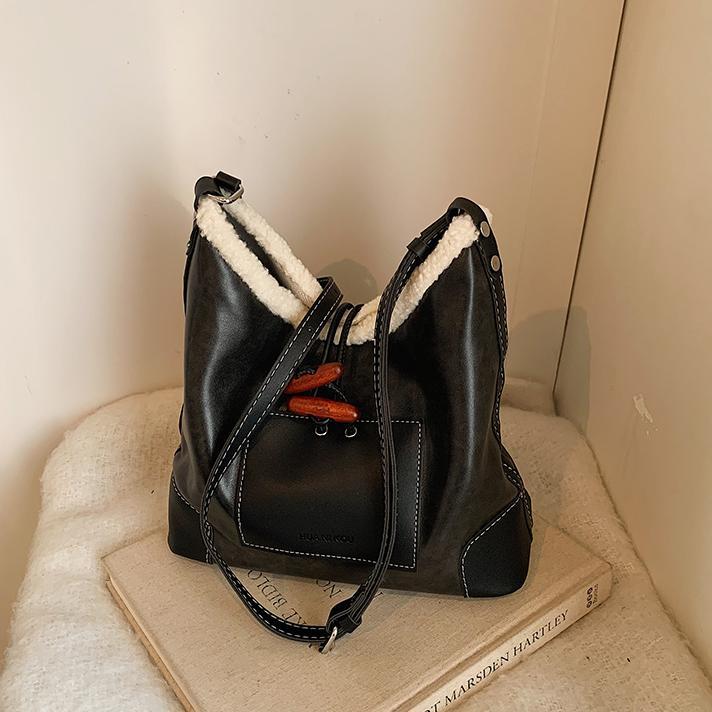 Bolsa de lana de cordero coreana debajo de la axila para mujeres 2025 nuevo estilo de bolsa de transporte de textura universal moda bolsa de transporte de mujer