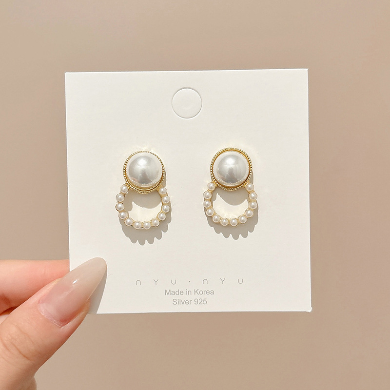 Pendientes de aleación Pendientes de alta calidad de perlas para mujer Pendientes exagerados de temperamento de lujo ligero coreano Pendientes largos con borlas al por mayor